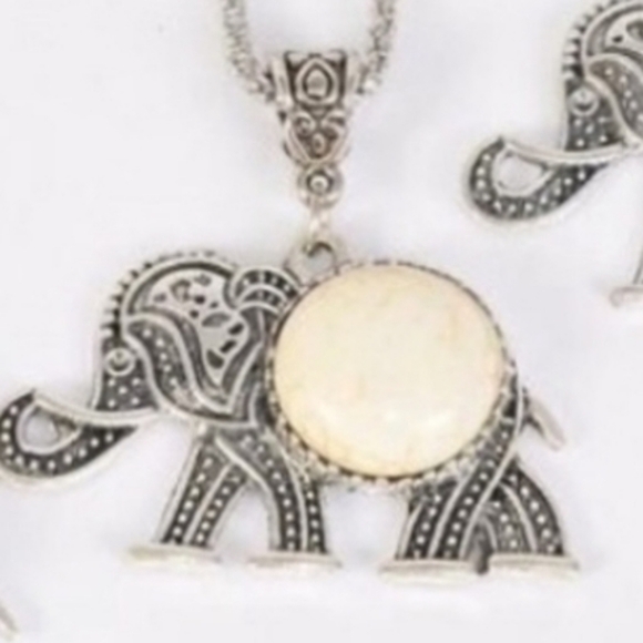 Jewelry - 📣 White Turquoise Silverstone Elephant 🐘 Semiprecious Stone Gem Necklace 😍🎁